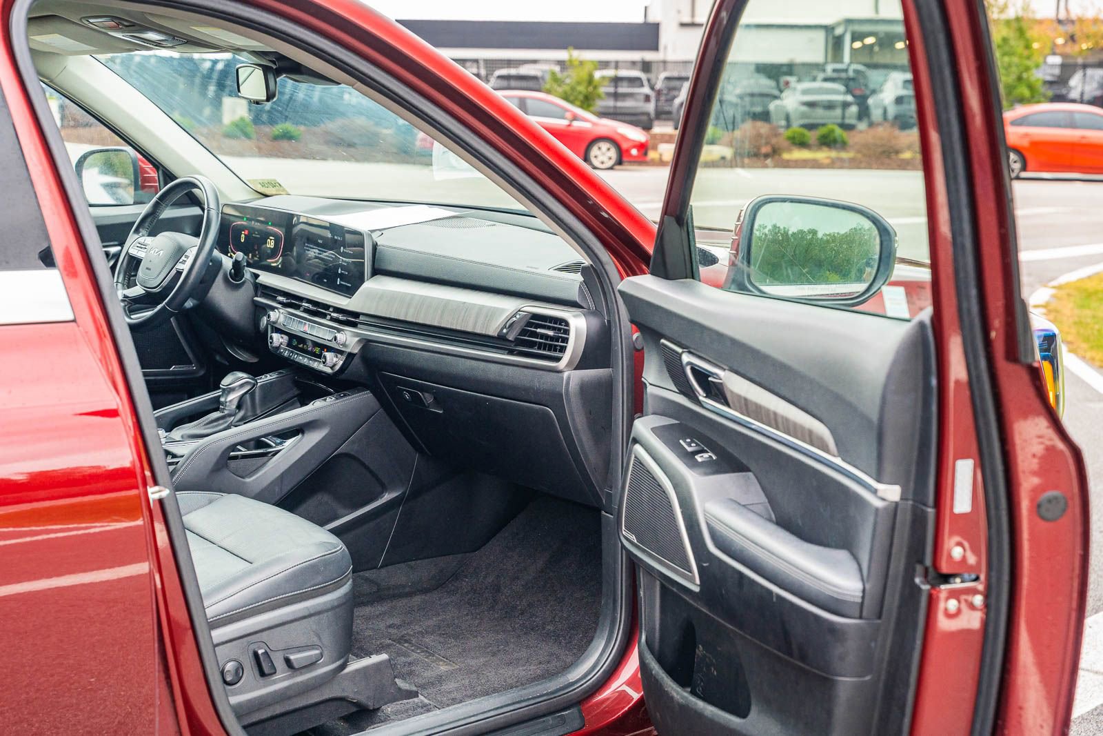 Used 2023 Kia Telluride EX w/ EX Captain's Chair Package image 12