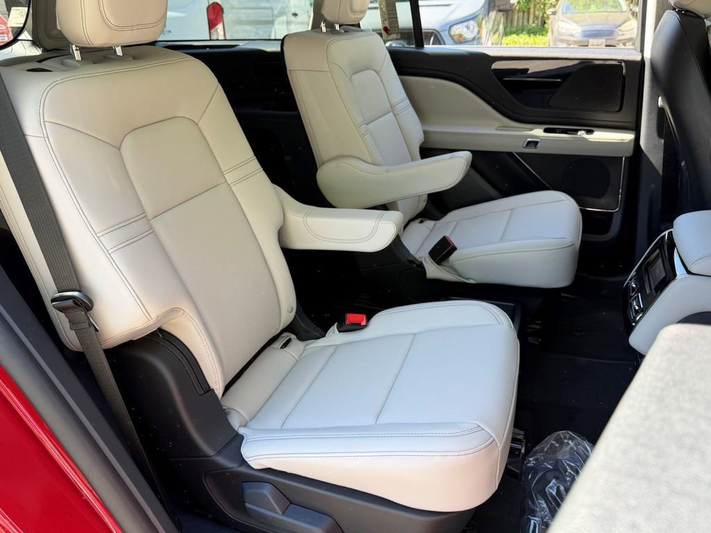 New 2026 Lincoln Aviator AWD image 16
