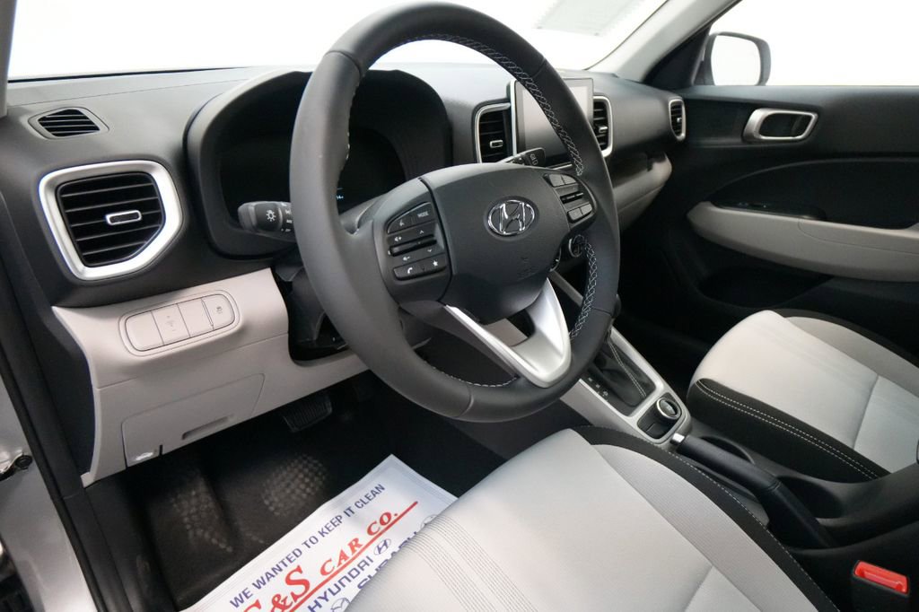 New 2025 Hyundai Venue SEL image 22