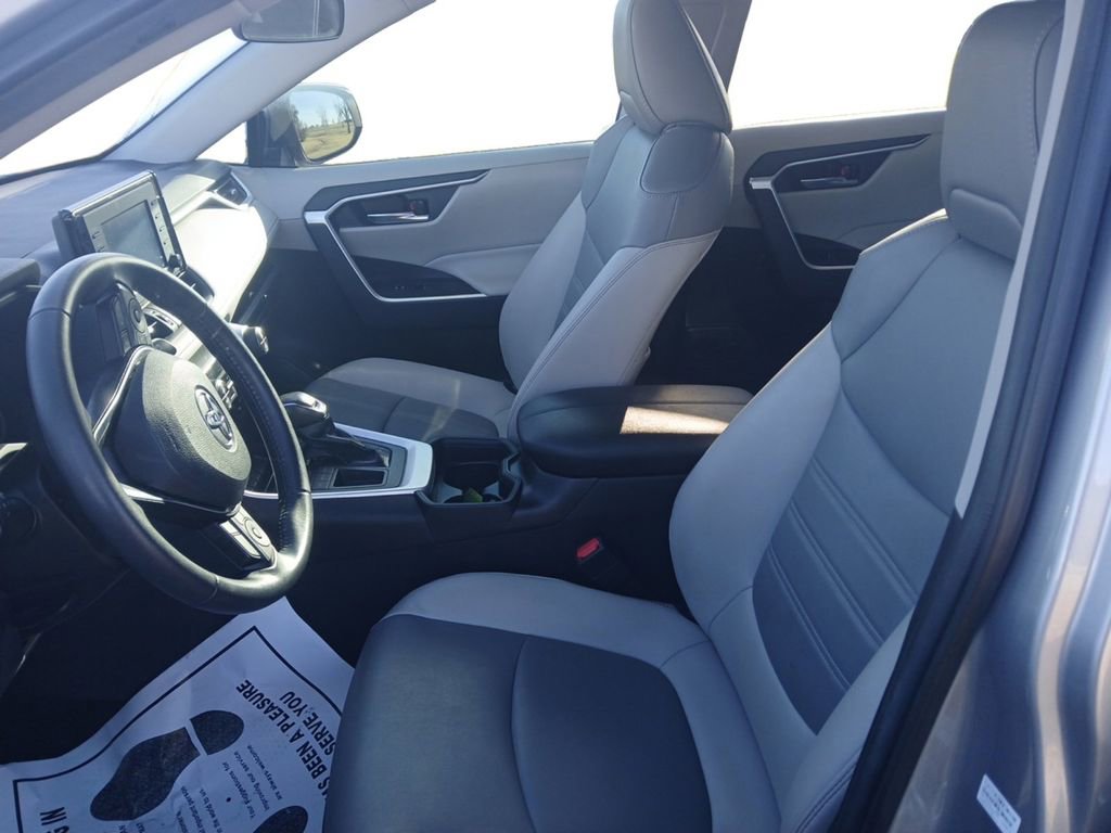 Used 2021 Toyota RAV4 XLE Premium image 10