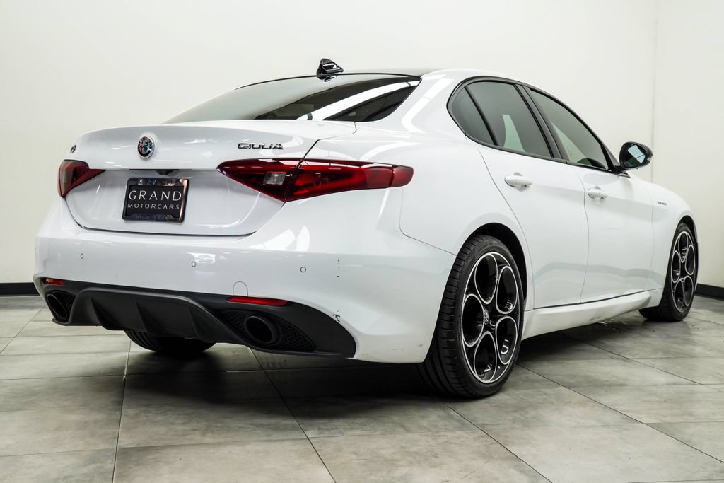 Used 2023 Alfa Romeo Giulia Veloce RWD image 12