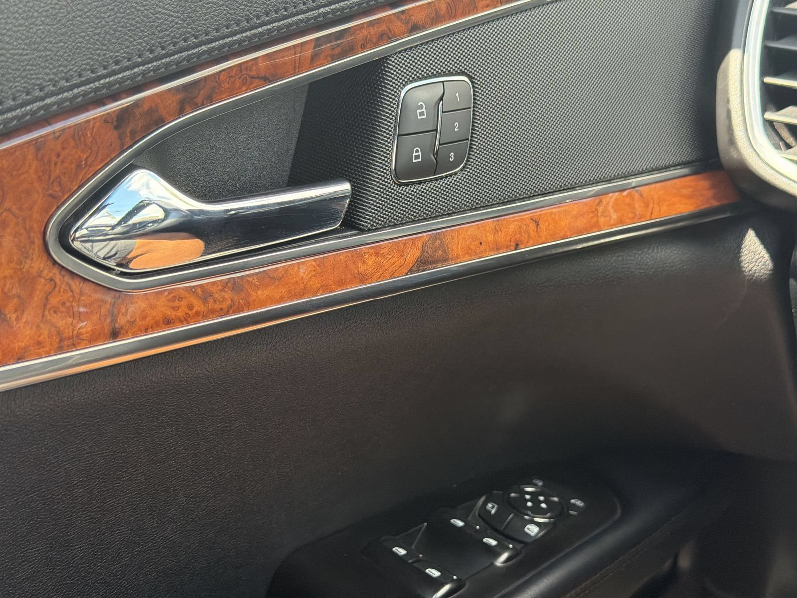 Used 2019 Lincoln Nautilus Select AWD/4WD image 25