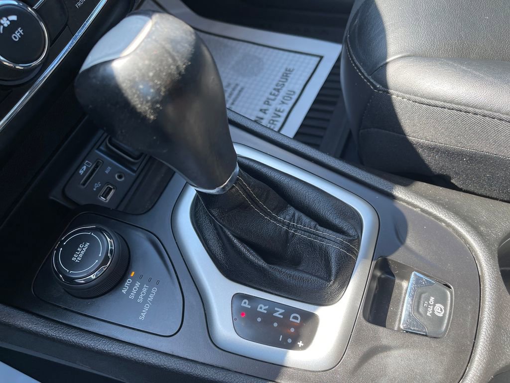 Used 2018 Jeep Cherokee Latitude Plus AWD/4WD image 26