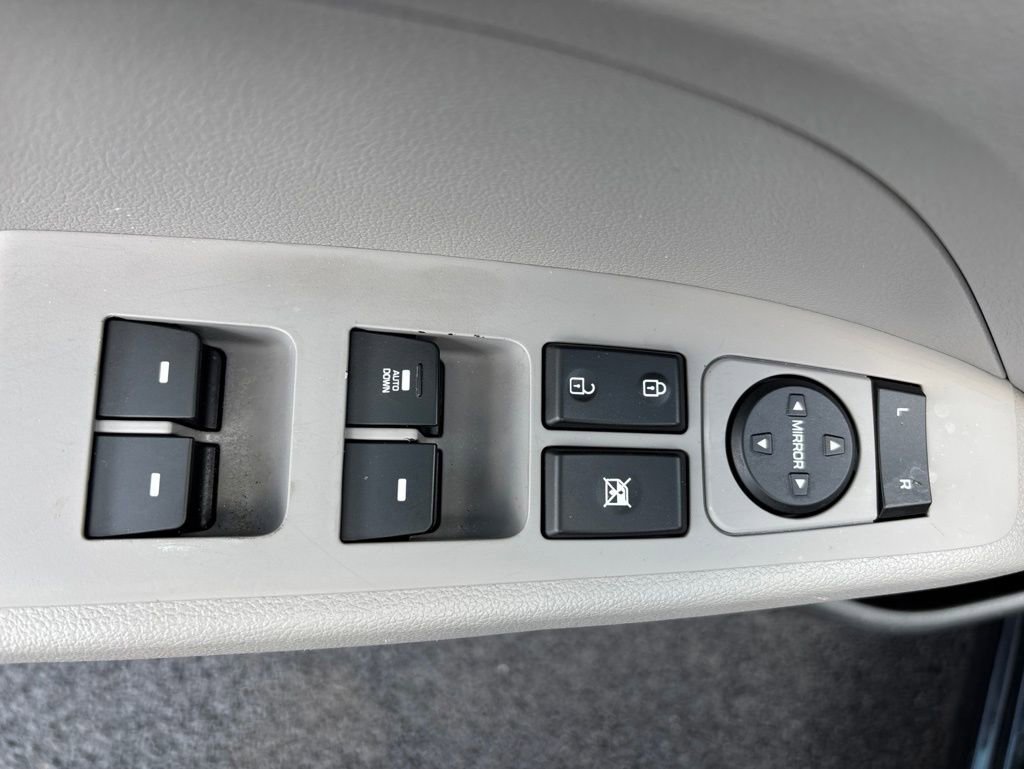 Used 2019 Hyundai Elantra SE w/ Winter Weather Package FWD image 18