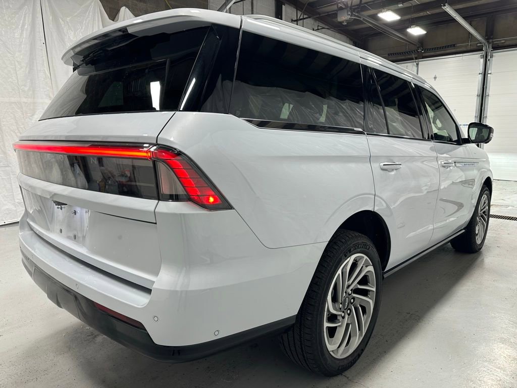 Used 2025 Lincoln Navigator Reserve image 7