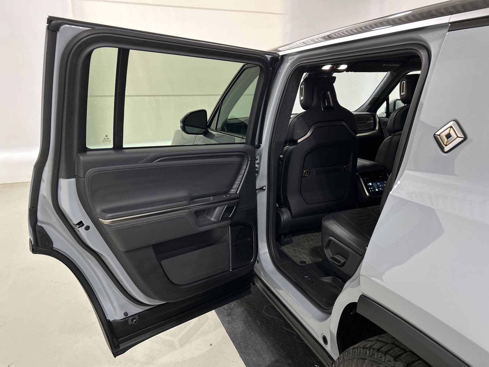 Used 2023 Rivian R1S Adventure image 17