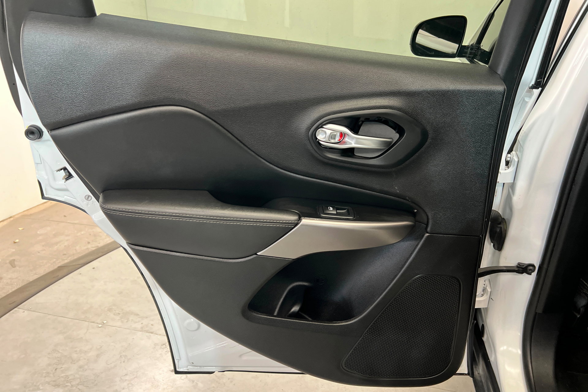 Used 2021 Jeep Cherokee Limited image 18