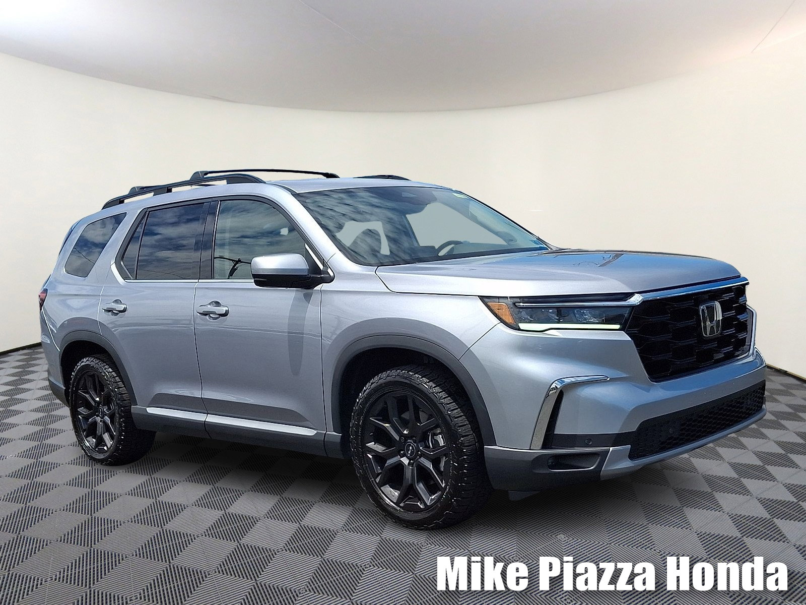 Used 2025 Honda Pilot Touring image 1