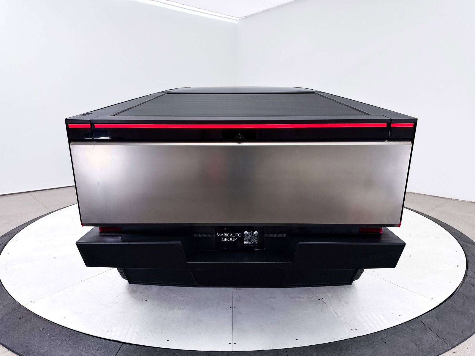 Used 2024 Tesla Cybertruck AWD Crew Cab image 18