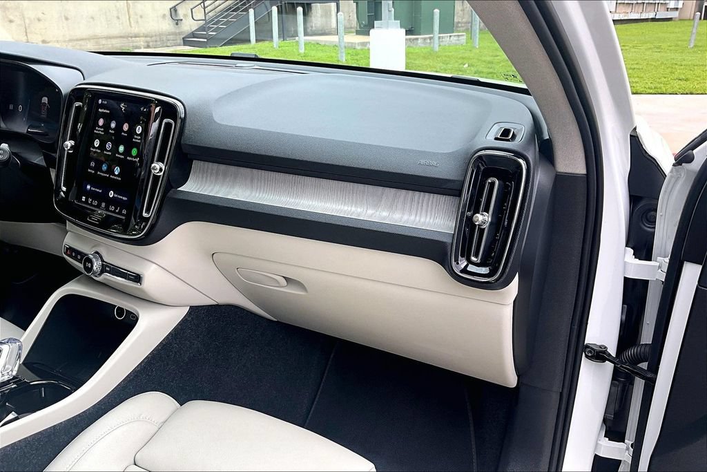 Certified 2026 Volvo XC40 B5 Plus AWD/4WD image 23