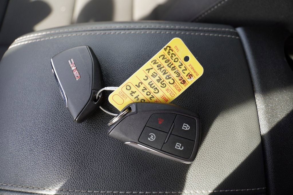 Used 2025 GMC Canyon Elevation w/ Convenience Package image 2