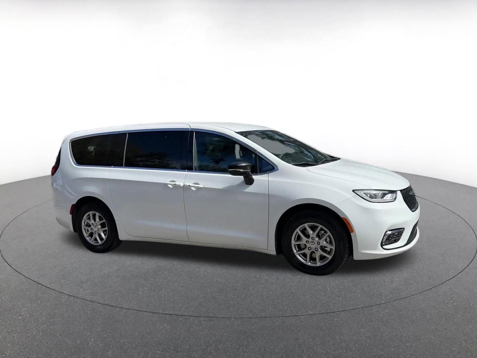 Used 2025 Chrysler Pacifica Select image 2