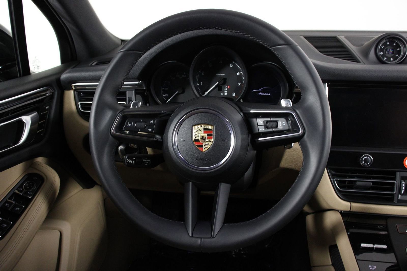 Certified 2025 Porsche Macan image 12