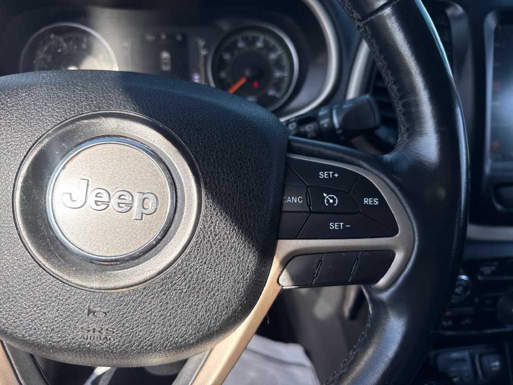 Used 2015 Jeep Cherokee Latitude w/ Cold Weather Group AWD/4WD image 37