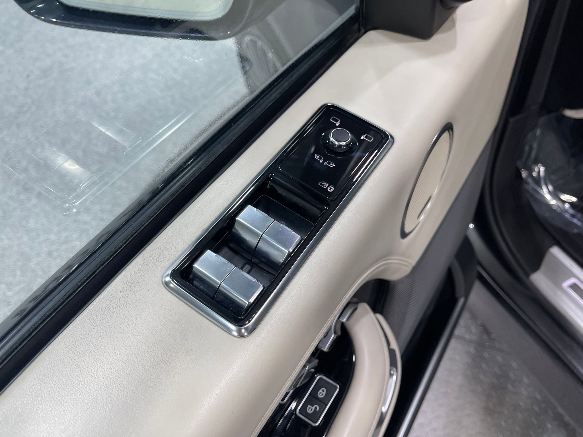 Used 2019 Land Rover Range Rover Autobiography AWD/4WD image 16