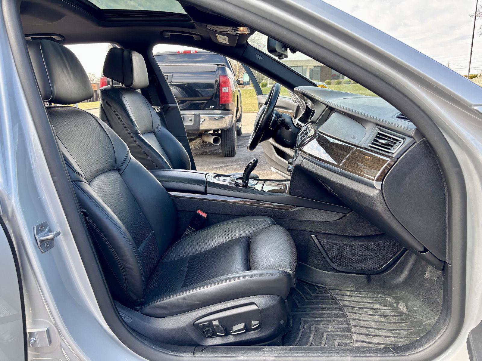 Used 2014 BMW 750i xDrive image 7