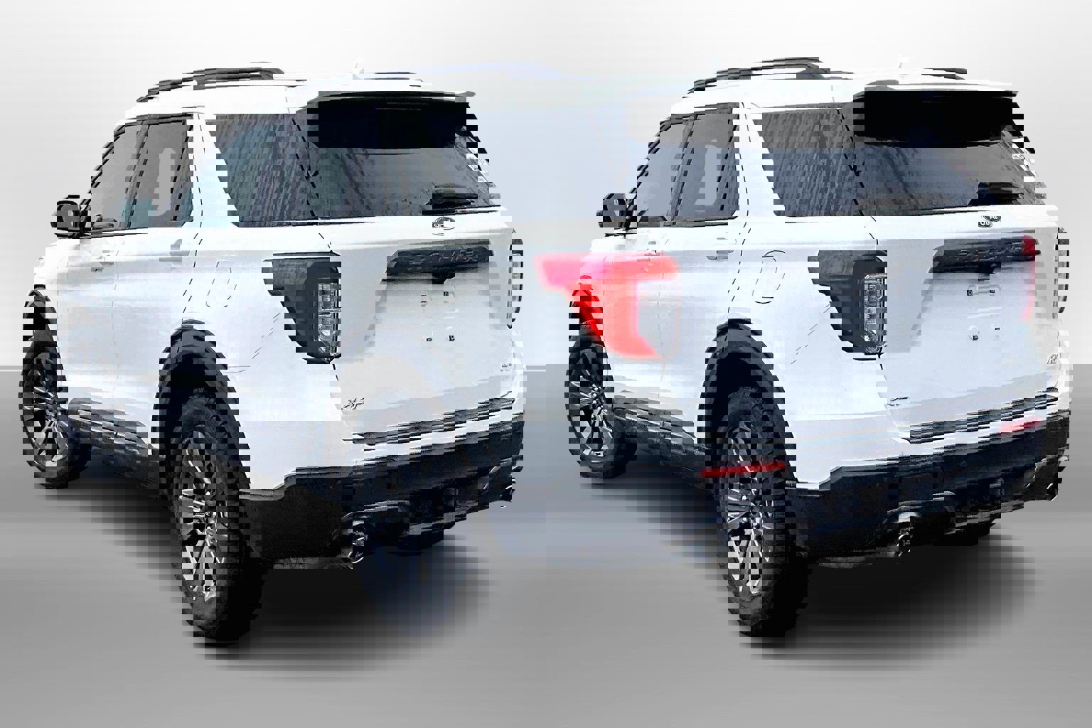 Used 2022 Ford Explorer XLT w/ Equipment Group 202A image 10