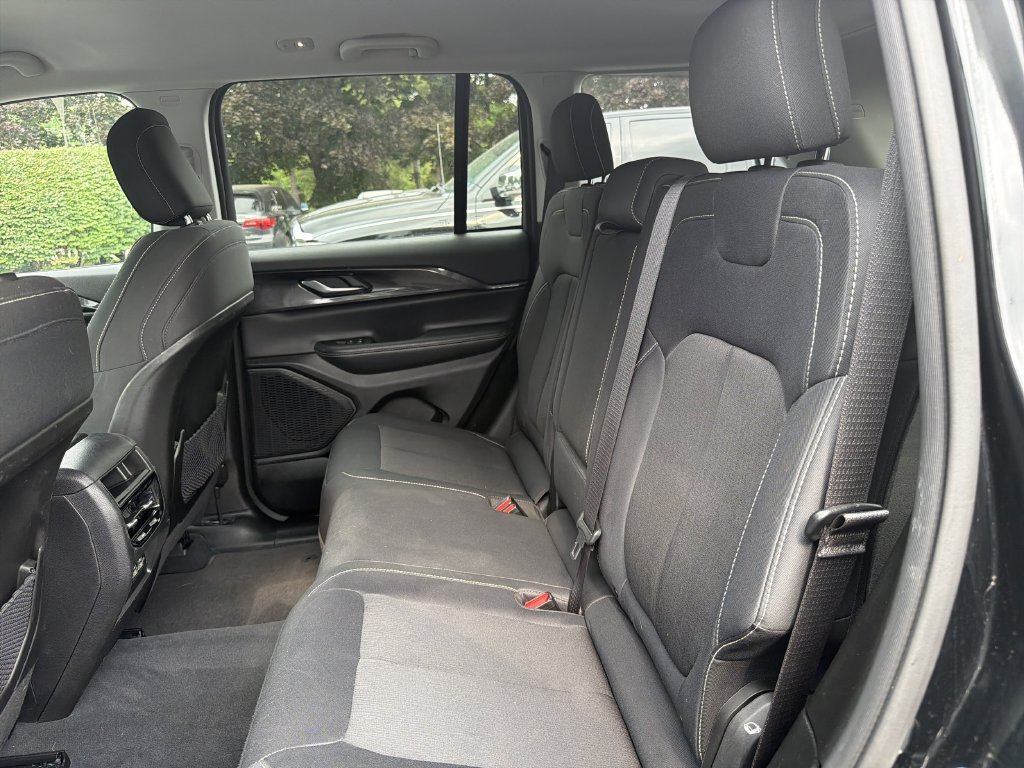 Used 2023 Jeep Grand Cherokee Laredo w/ Luxury Tech Group I AWD/4WD image 9