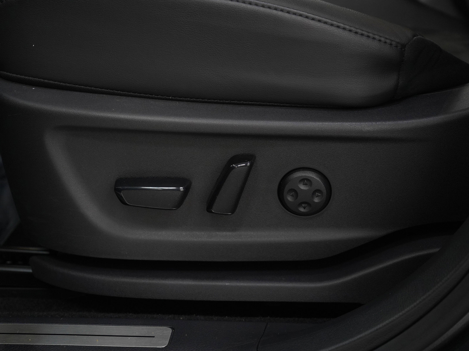 Used 2024 Nissan Ariya AWD image 28