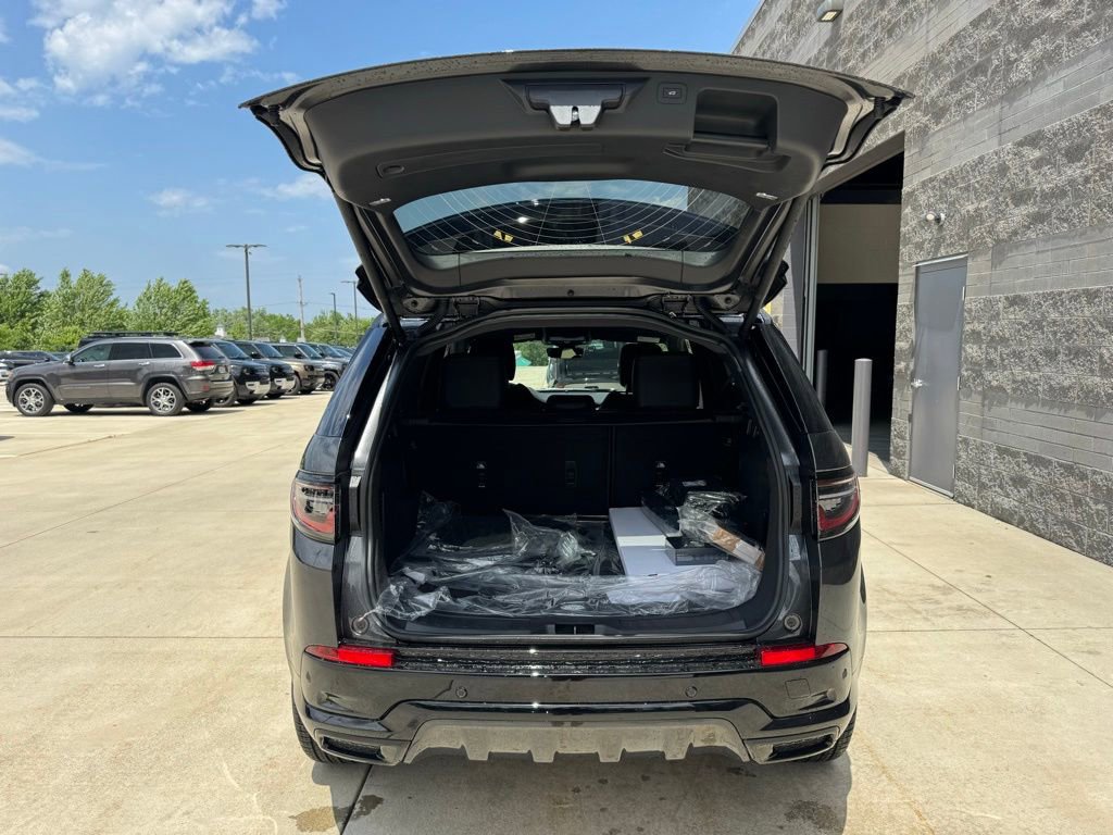 New 2024 Land Rover Discovery Sport Dynamic SE image 8