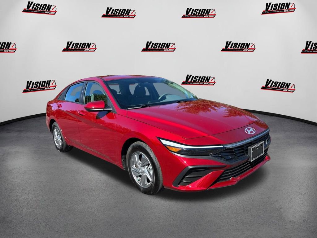 Certified 2025 Hyundai Elantra SE w/ Cargo Package image 3