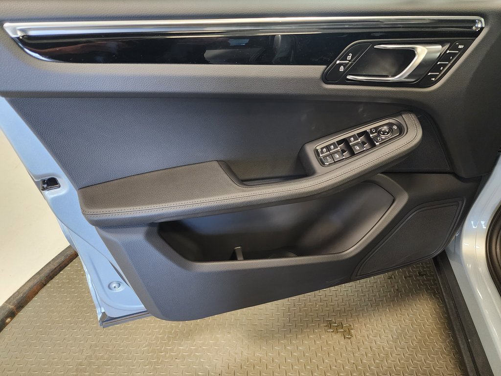 Used 2025 Porsche Macan . image 17