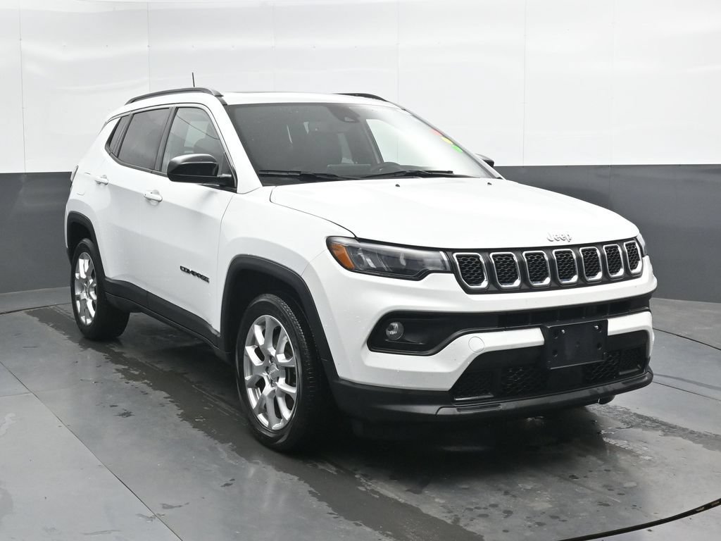 Used 2023 Jeep Compass Latitude w/ Sun and Sound Group AWD/4WD image 4