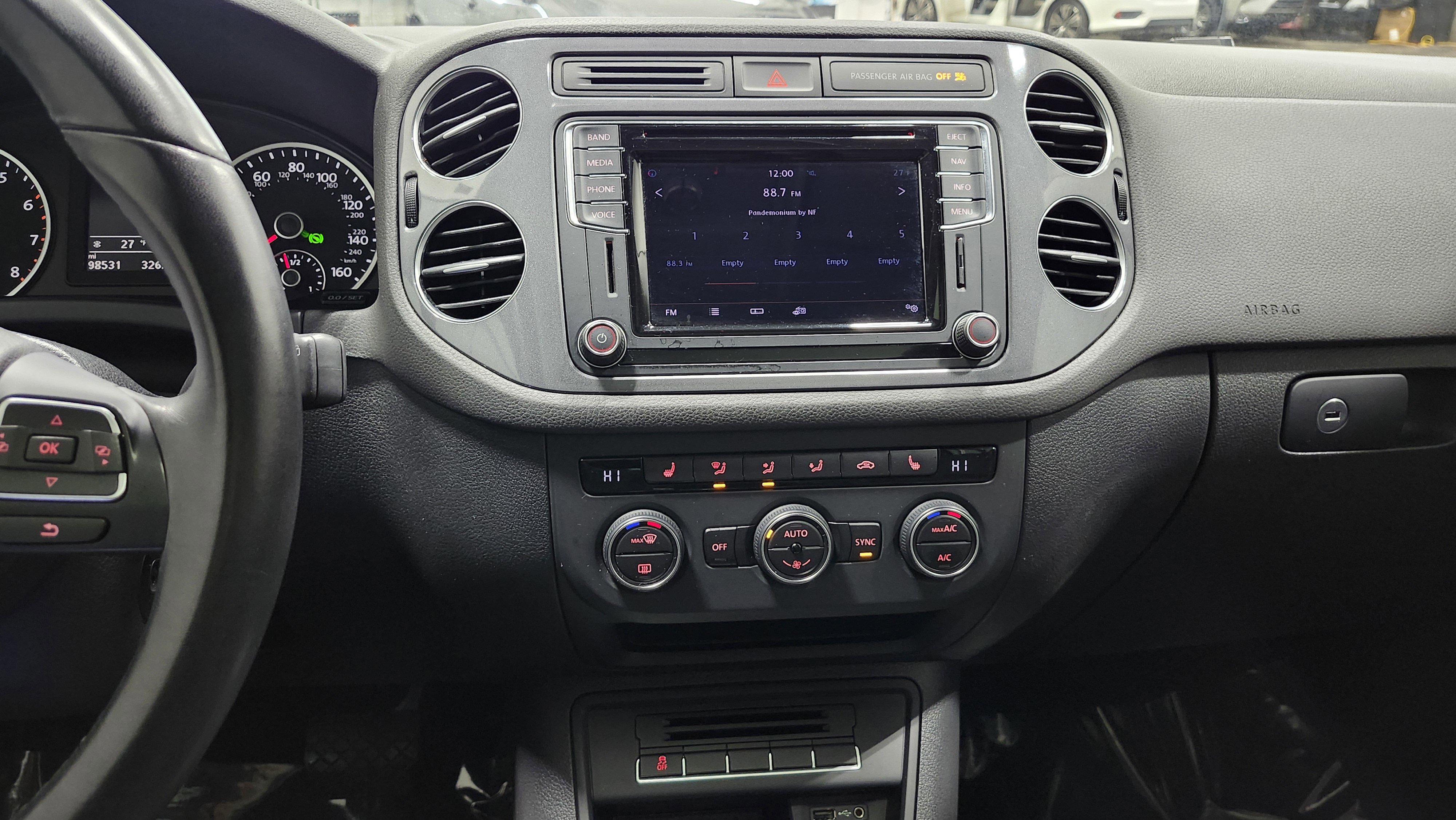 Used 2017 Volkswagen Tiguan SEL image 29