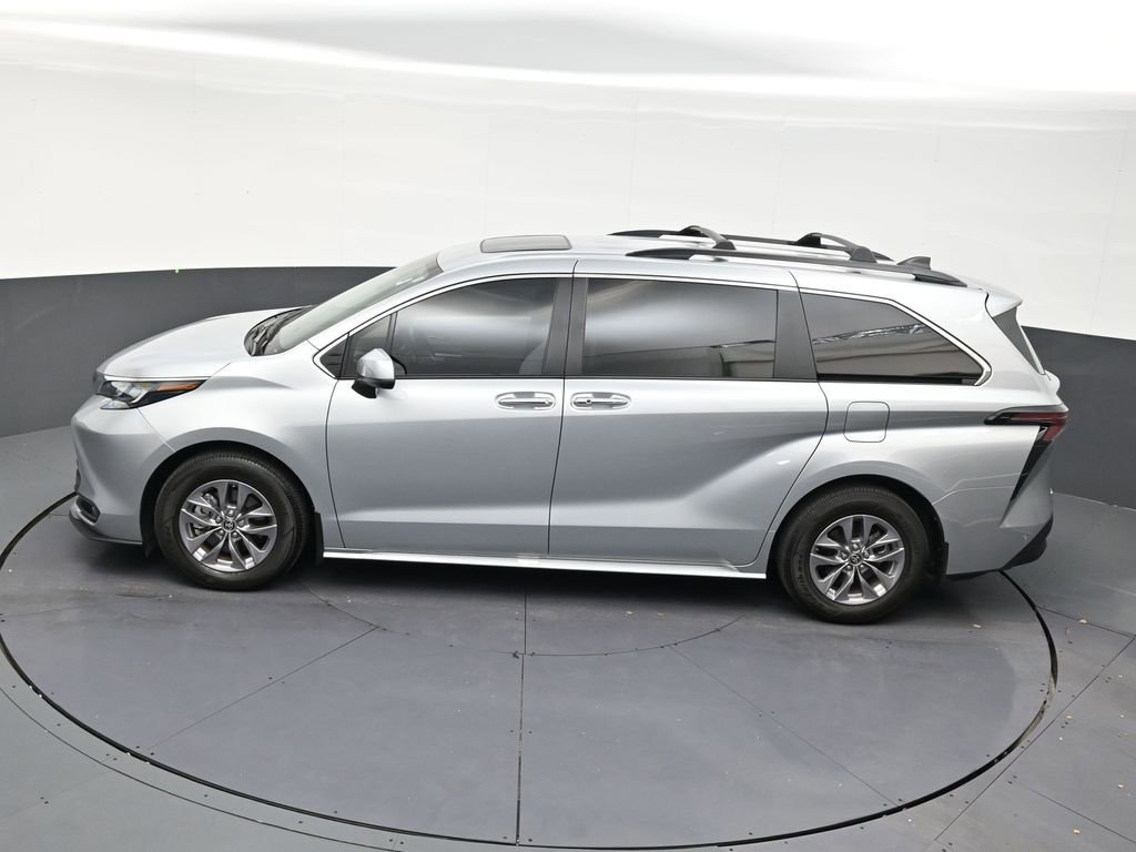 Used 2025 Toyota Sienna XLE image 13
