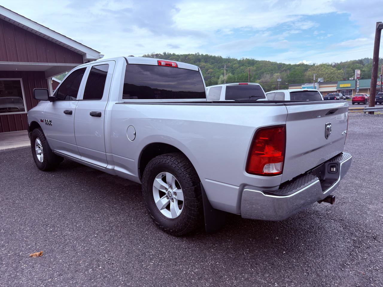 Used 2017 RAM 1500 ST w/ SXT Appearance Group AWD/4WD image 4