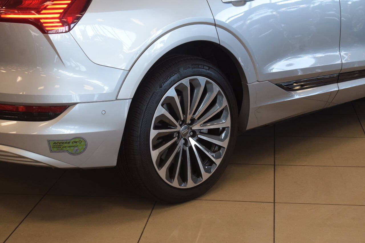 Used 2019 Audi e-tron Prestige w/ Prestige Package AWD/4WD image 37