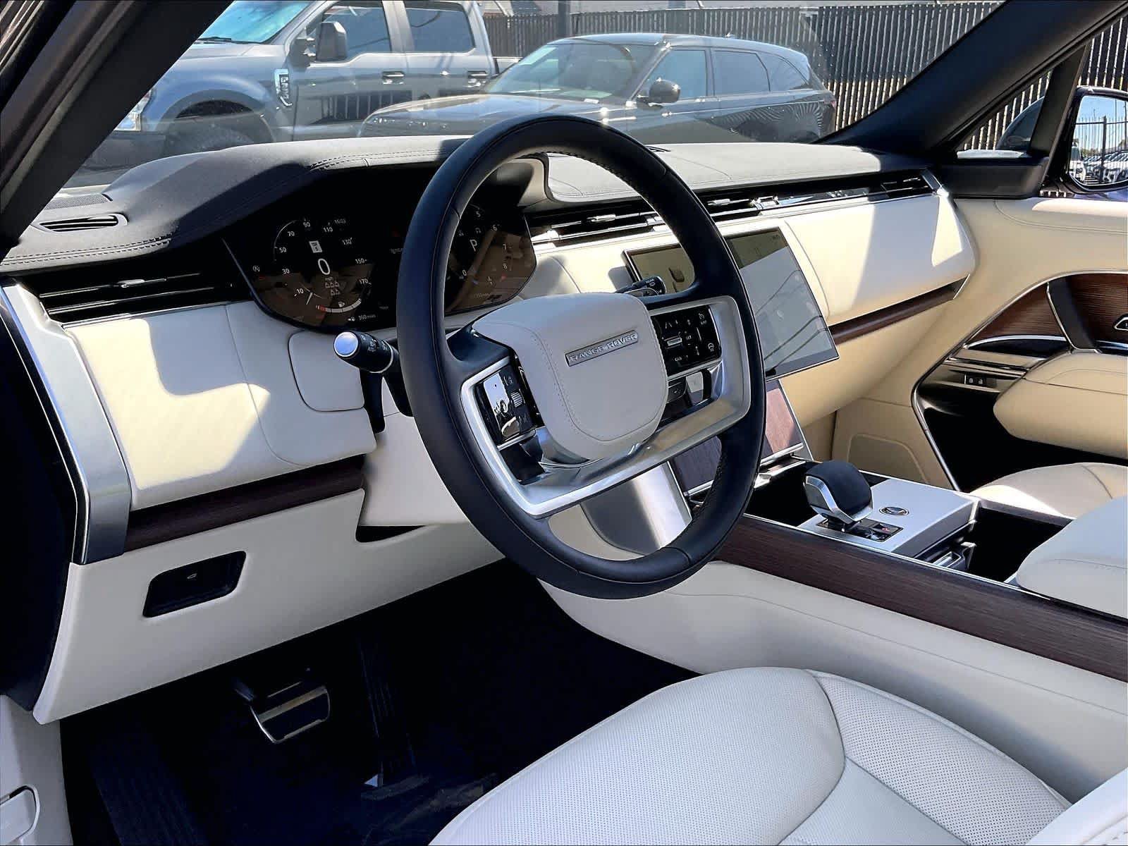 New 2026 Land Rover Range Rover Long Wheelbase SE AWD/4WD image 8