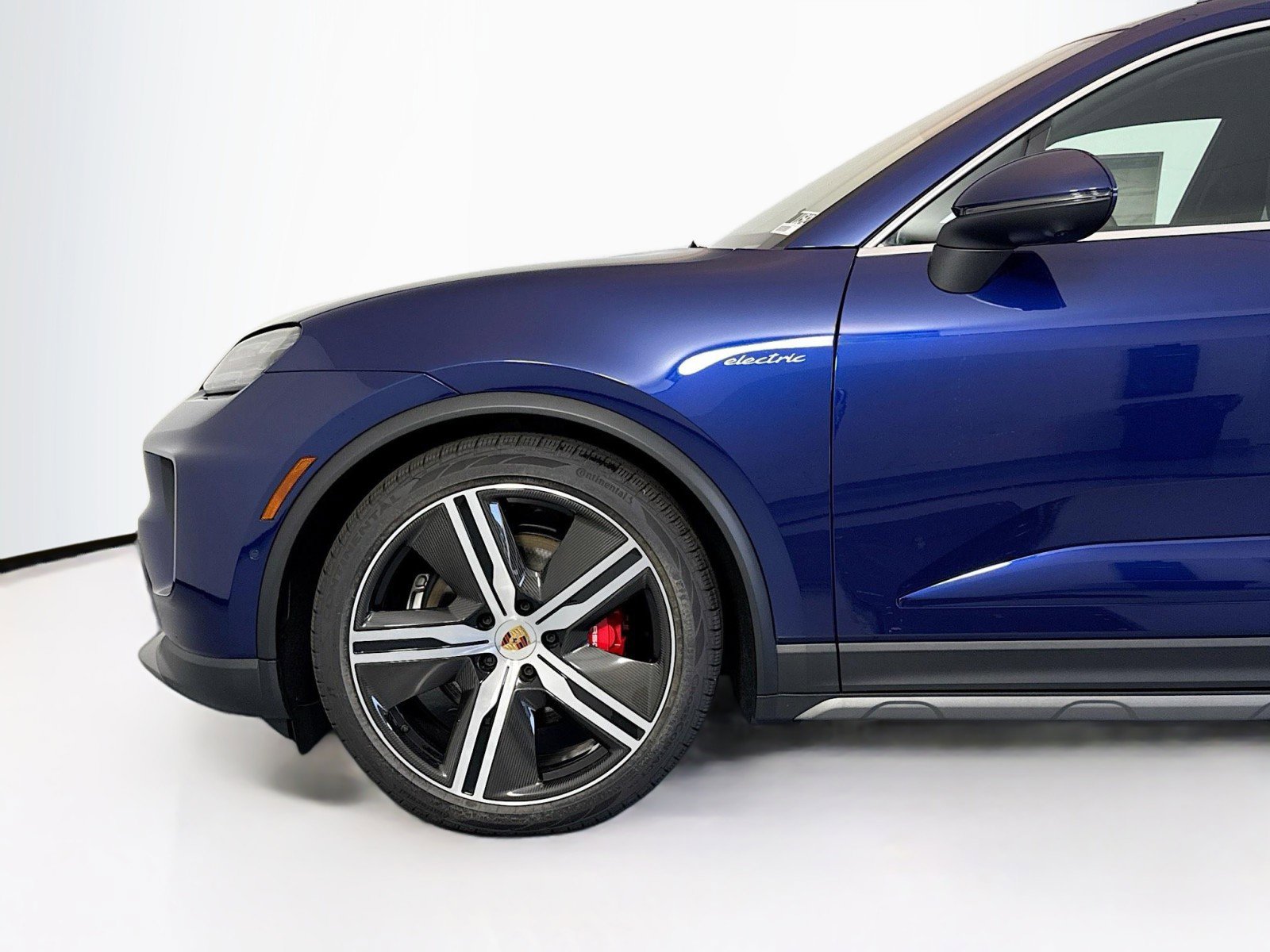Certified 2025 Porsche Macan 4S Electric AWD/4WD image 29