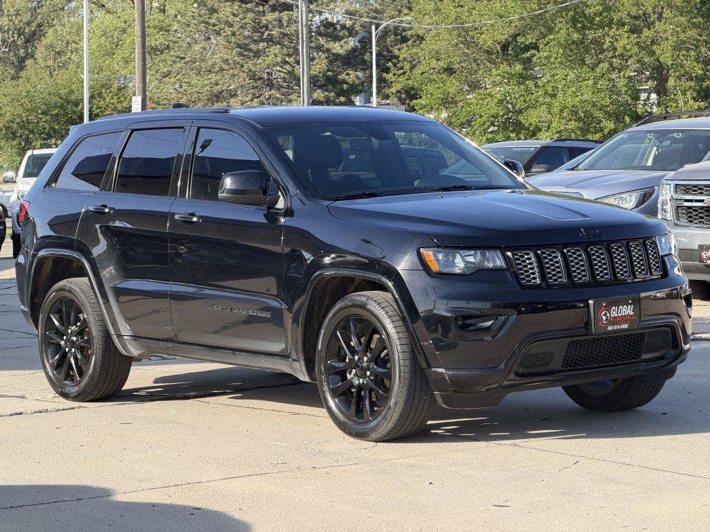 Used 2019 Jeep Grand Cherokee Altitude AWD/4WD image 2