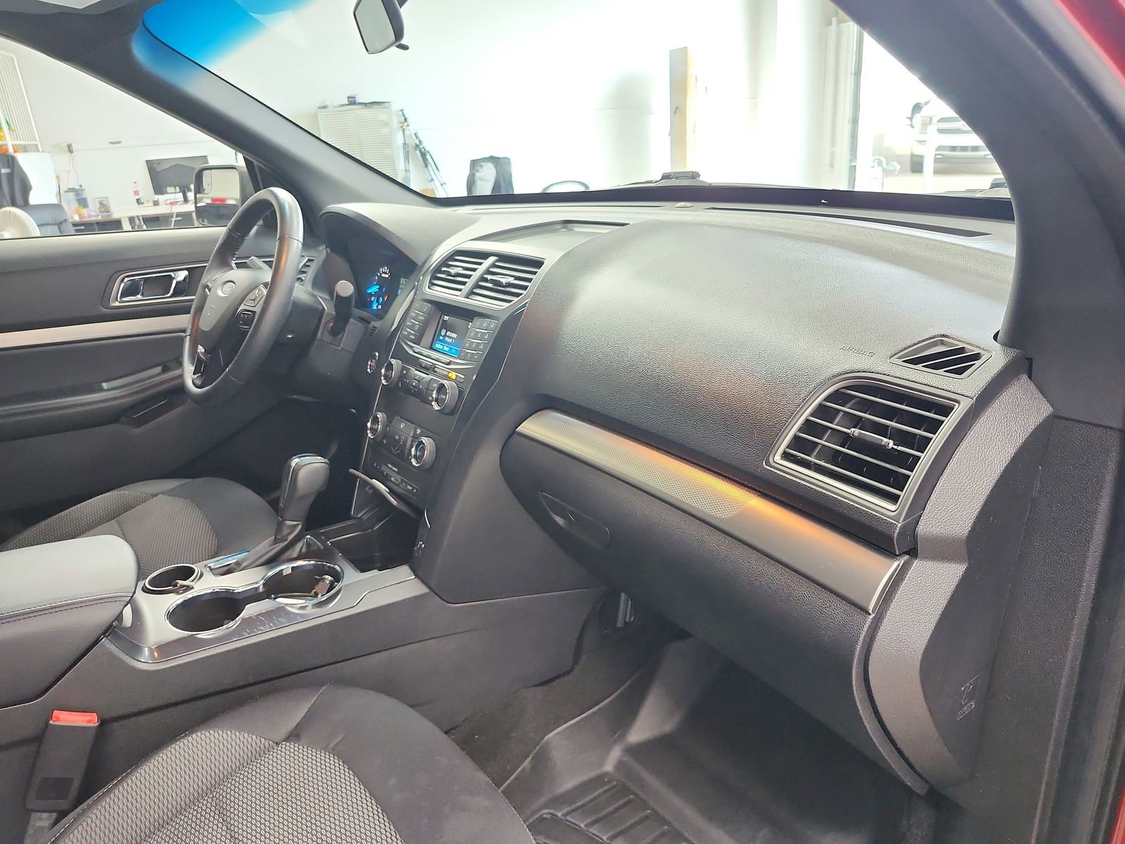 Used 2018 Ford Explorer XLT image 34