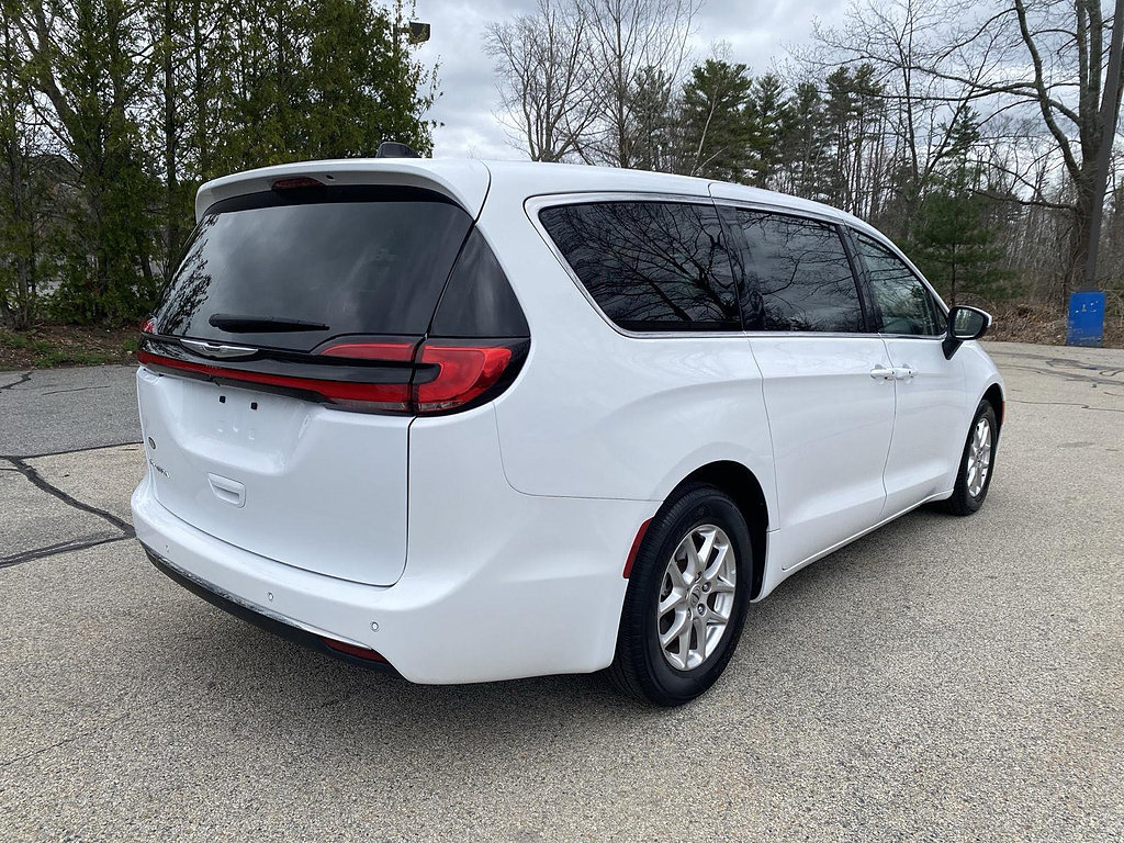 Used 2023 Chrysler Pacifica Touring-L FWD image 13