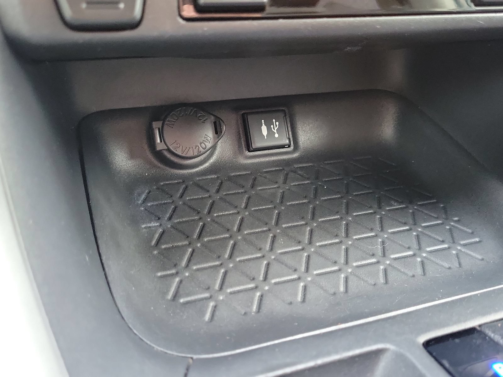 Used 2019 Toyota RAV4 XLE w/ Convenience Package FWD image 28