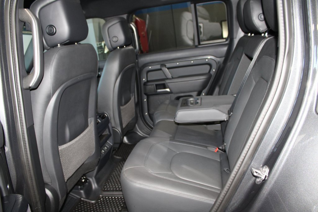 Used 2025 Land Rover Defender 110 X-Dynamic SE image 18