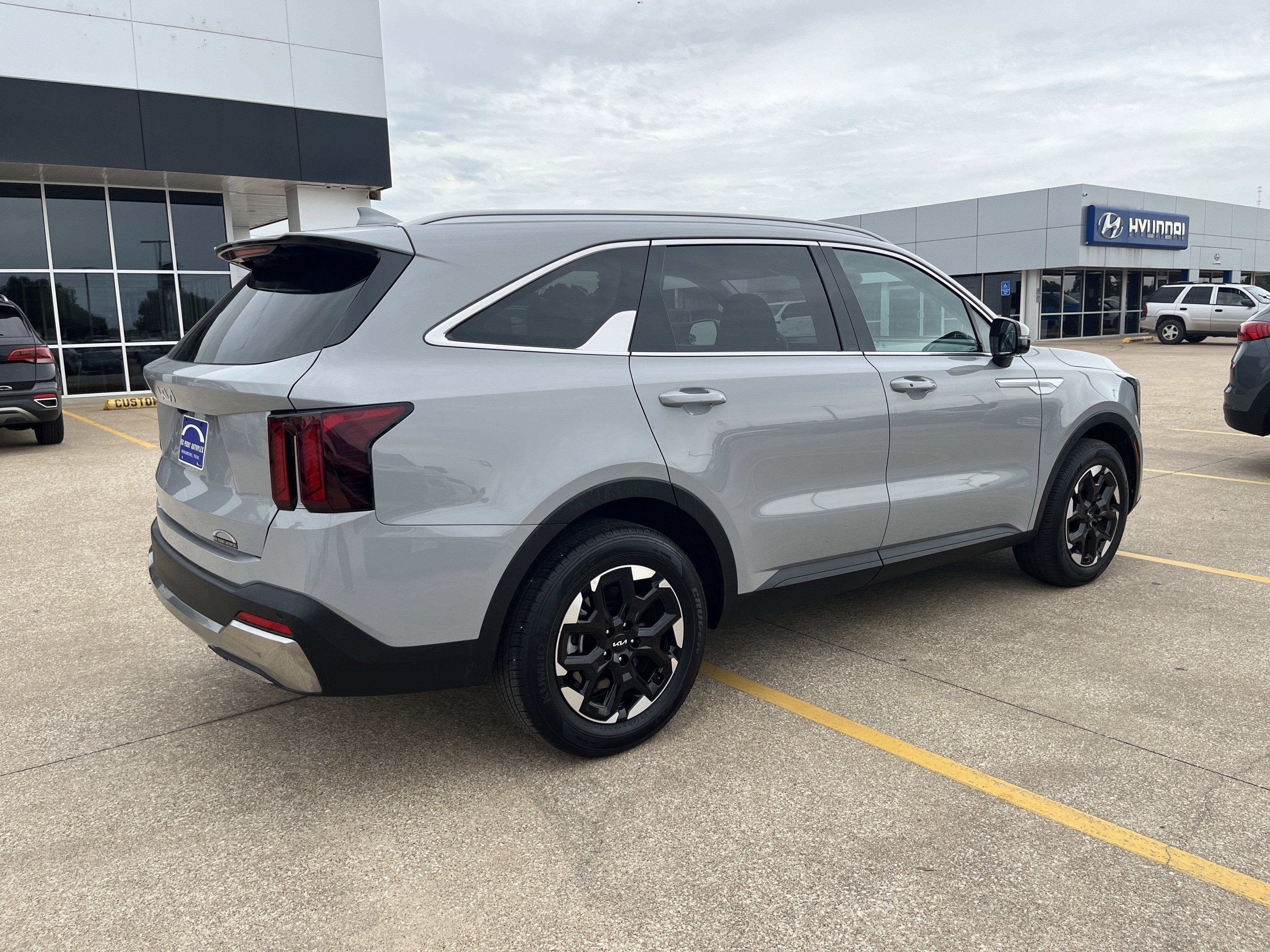 Used 2025 Kia Sorento S FWD image 3