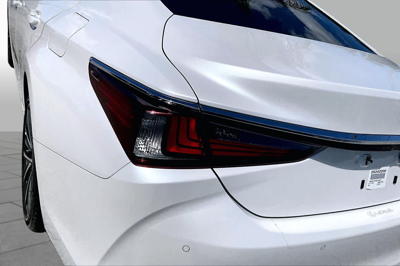 Used 2025 Lexus ES 350 w/ Premium Package FWD image 29