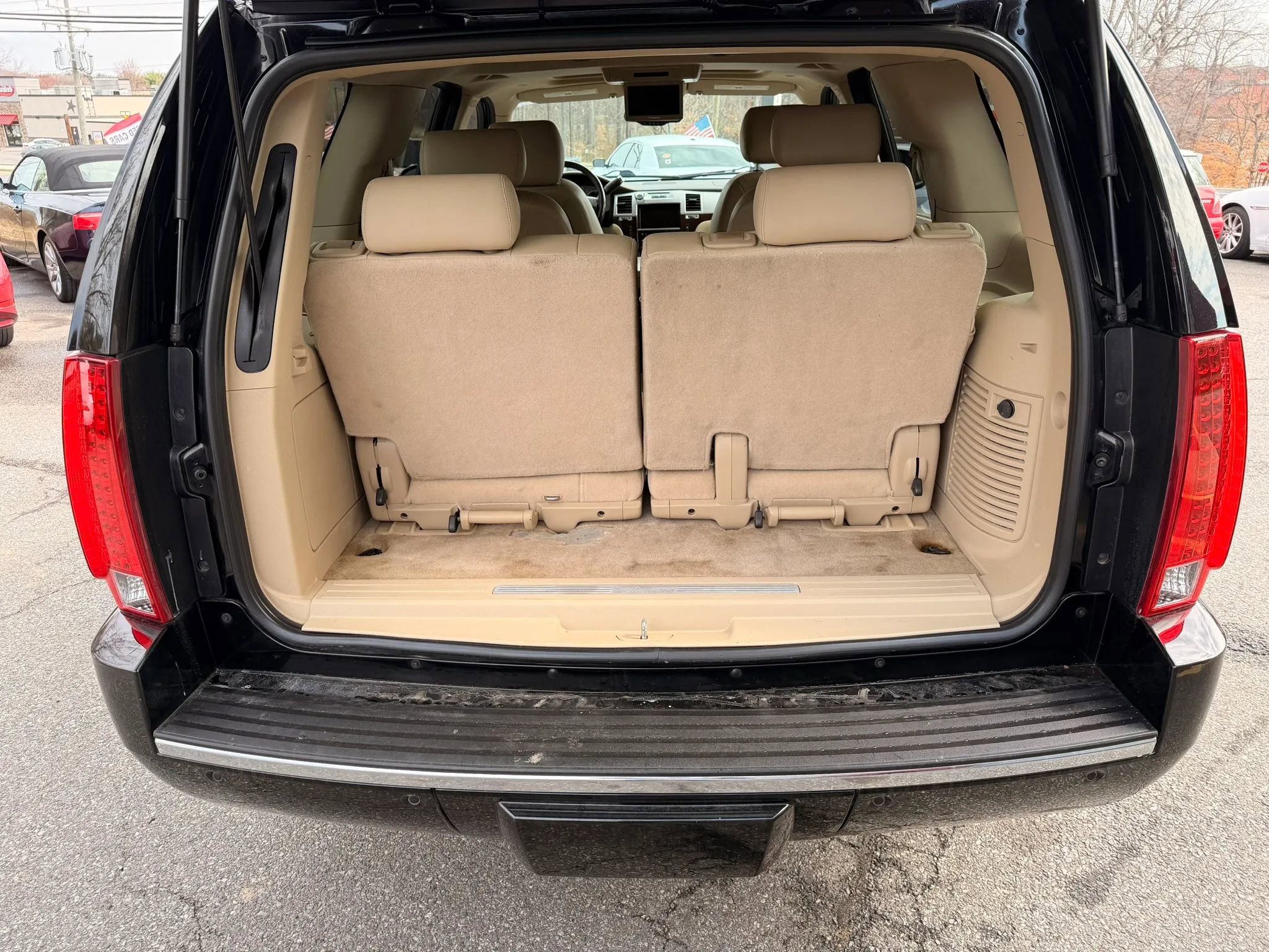 Used 2010 Cadillac Escalade Premium image 23