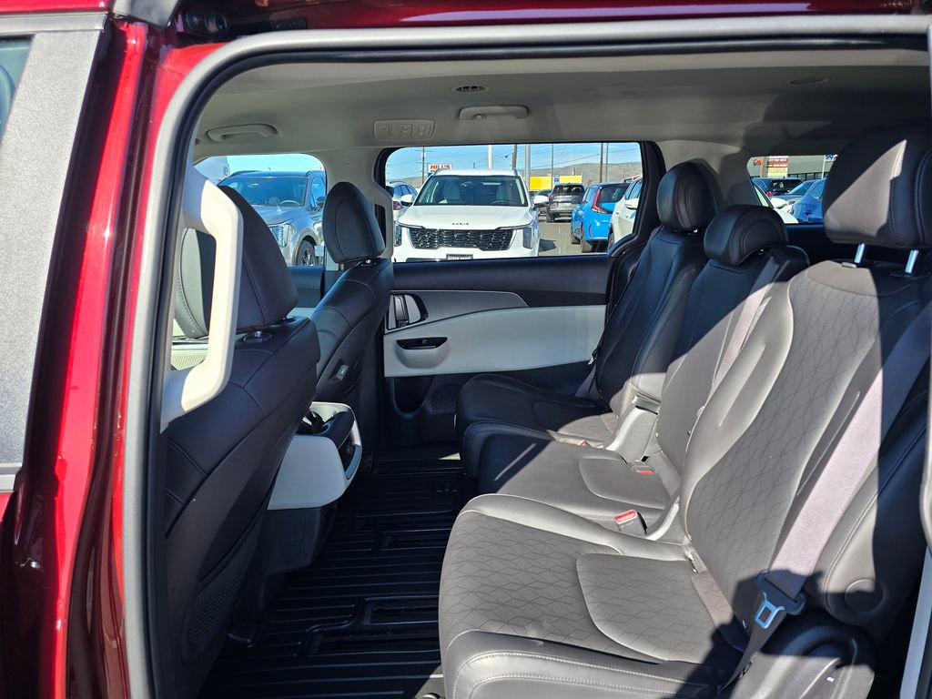 Used 2024 Kia Carnival LX image 16