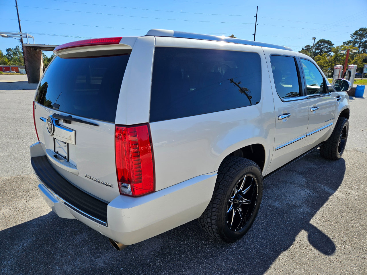 Used 2011 Cadillac Escalade ESV Premium image 6