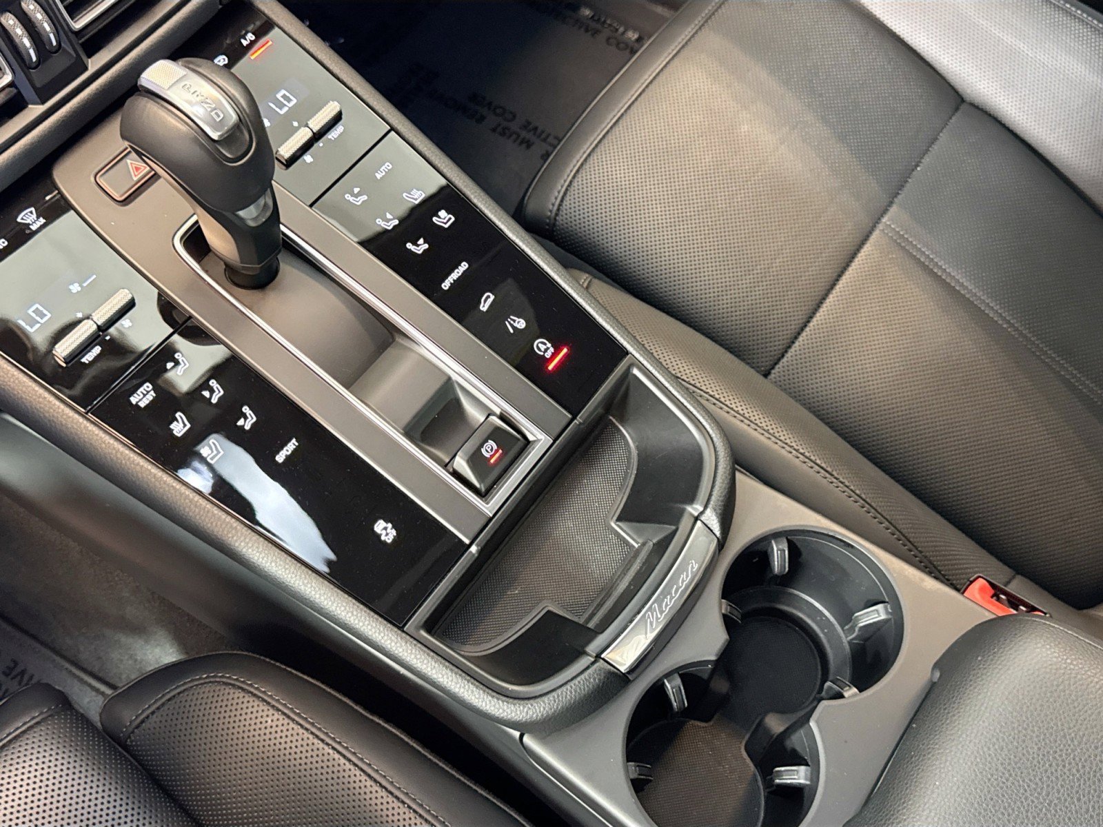 Certified 2025 Porsche Macan AWD/4WD image 19