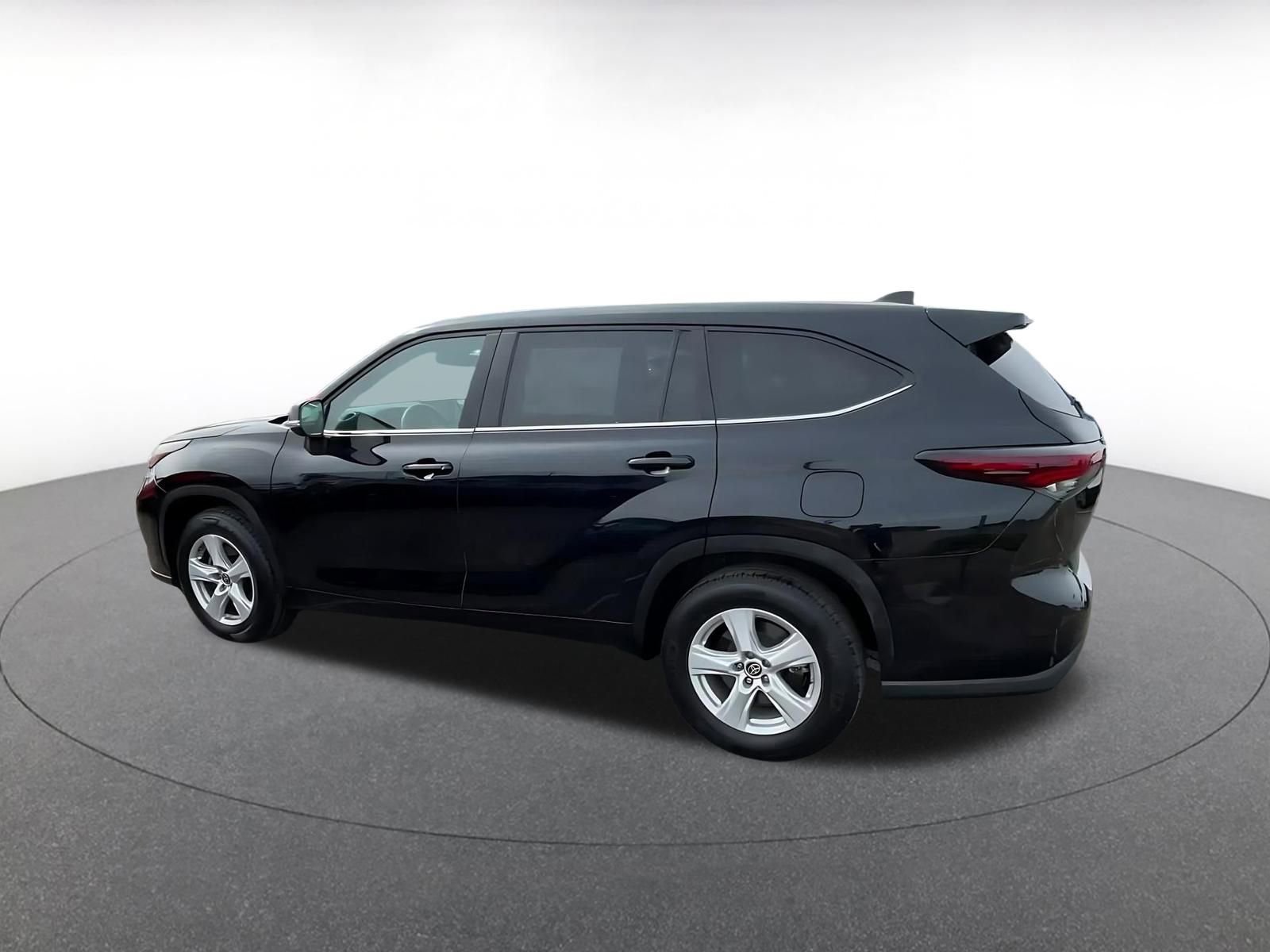 Used 2025 Toyota Highlander LE image 10