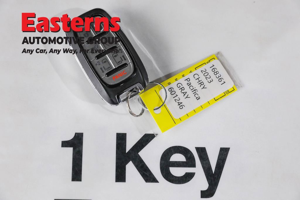 Used 2023 Chrysler Pacifica Touring-L FWD image 27