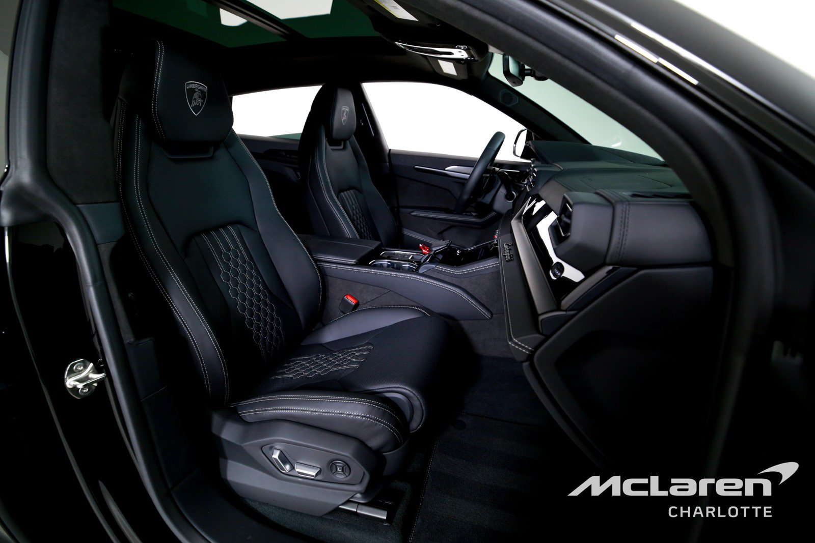 Used 2025 Lamborghini Urus SE AWD/4WD image 26