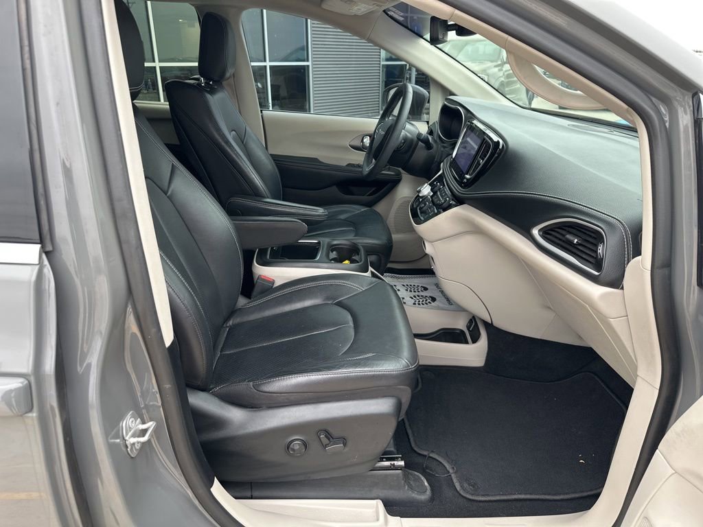 Used 2022 Chrysler Pacifica Touring-L w/ Uconnect Theater Family Group image 40