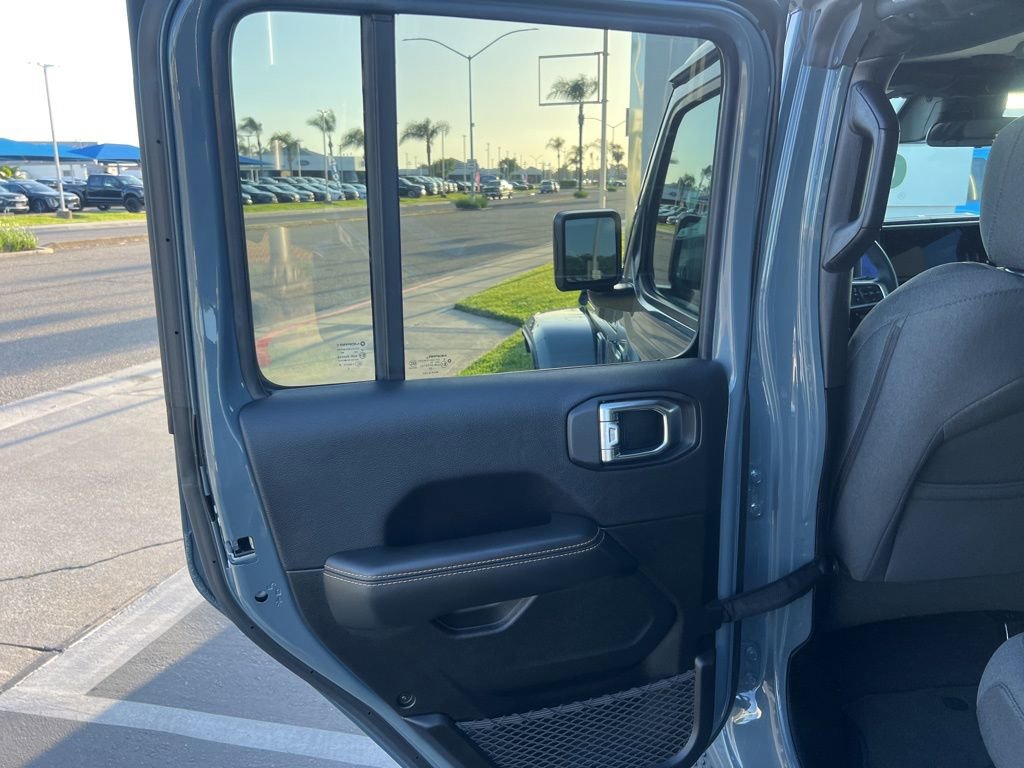 Used 2025 Jeep Wrangler Unlimited Sahara AWD/4WD image 31