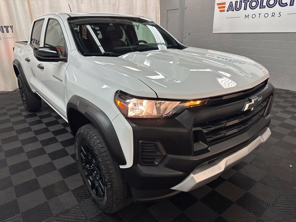 Used 2024 Chevrolet Colorado Trail Boss w/ Advanced Trailering Package AWD/4WD image 2